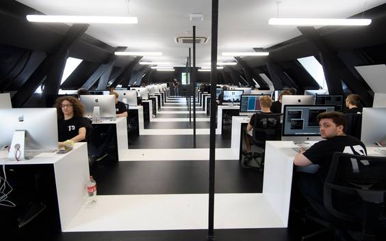 Deze Brusselse school zonder leraars of lessen krijgt jongeren weer aan het studeren. Tot 100 uur per week