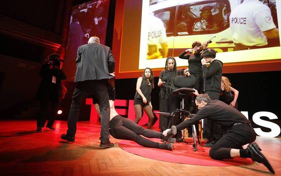 Een artieste werd van het podium gesleurd, maar waarom?