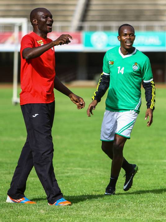 Zimbabwe-bondscoach Callisto Pasuwa en aanvaller Knowledge Musona.