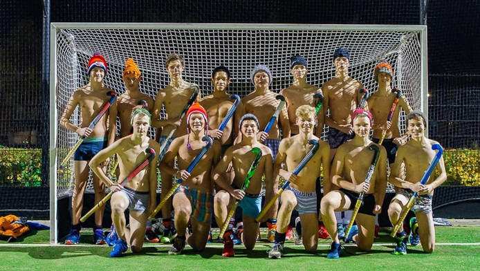 De jongens gingen uit de kleren om de aandacht van potentiële sponsors te trekken.