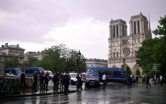 Agent aangevallen aan Notre-Dame in Parijs, politie vraagt omgeving te mijden