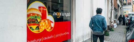 Een broodje en een thee in 'het kalifaat van Europa': Fikry El Azzouzi keert terug naar Molenbeek