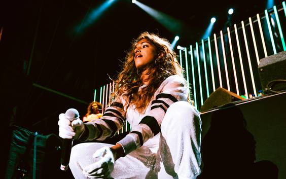 Ode aan seksclubs, Parmezaanse kaas en rebellie: M.I.A. trekt Dour op gang