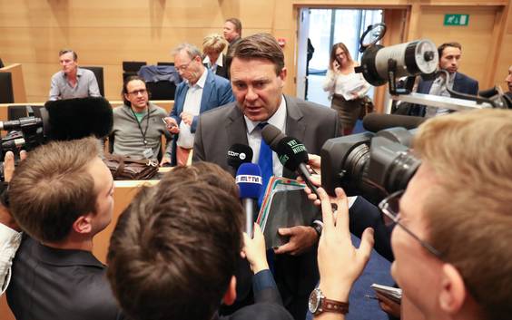 “We krijgen 910 verdachte meldingen per jaar. We kunnen die toch niet allemaal aan de minister melden?”