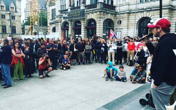 Driehonderdtal actievoerders vormen menselijke ketting in Gent uit solidariteit met Mawda