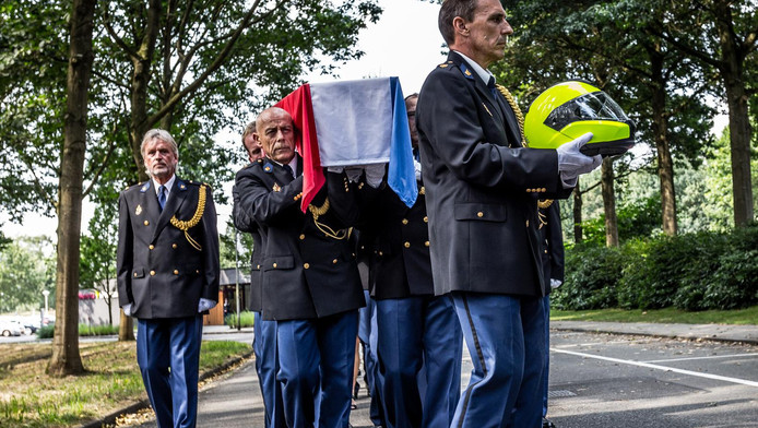 De helm en de kist met het lichaam van Ferry Bakx, de agent die op 17 augustus werd doodgeschoten op Bonaire, wordt met korpseer naar het crematorium aan de Karel Boddenweg in Tilburg gedragen © anp 