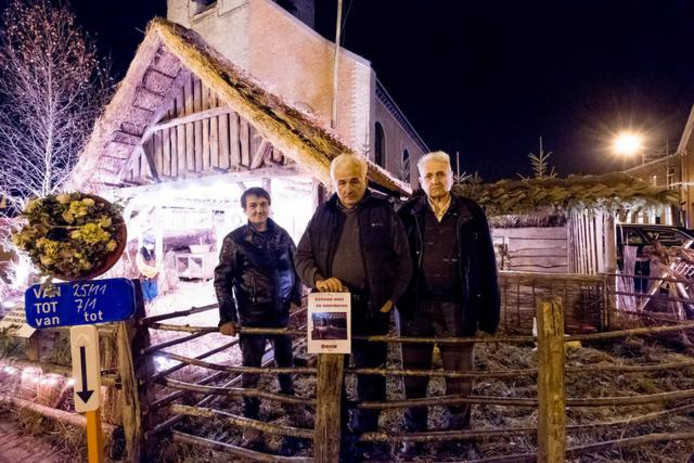 Jos Weyns, Ivo Goormans en Jos Van den Broek bij de kerststal waarin 2 schapen werden gedood