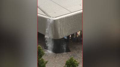 Hoosbui veroorzaakt waterval vanaf dak Rotterdam Centraal