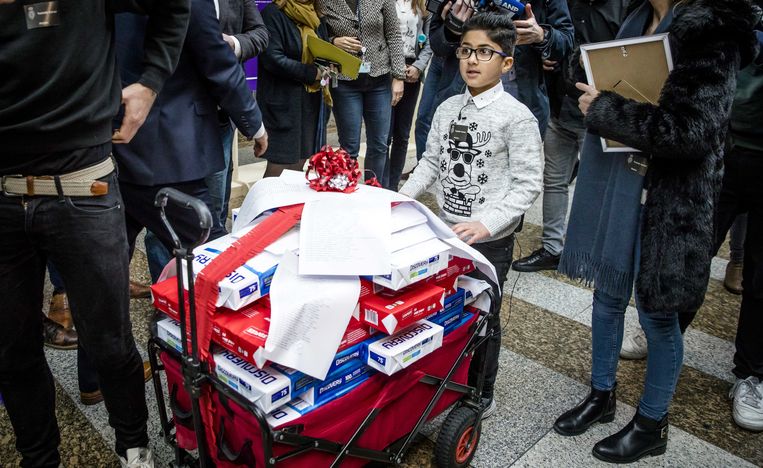 Nemr, bekend van de internetdocumentaire van Tim Hofman, met een bolderkar waarop ruim 250 duizend handtekeningen zijn verzameld voor een ruimer kinderpardon in de Tweede Kamer. Beeld ANP