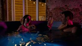 Het wordt heel persoonlijk tussen Nicolas en Frauke in de jacuzzi