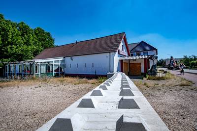 Beuningen zet voormalige wok in Ewijk af met hekken in strijd tegen vandalen