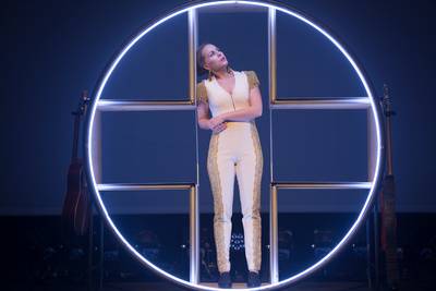 Onewomanshow Hadewych is heerlijke trapezeact van alleskunner