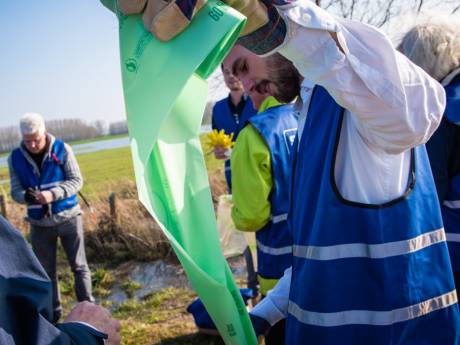 Bloemen Voor Jan Kuipers Na Onterechte Arrestatie Tijdens Oprollen Drugslab In Sportschool Vechtdal Destentor Nl