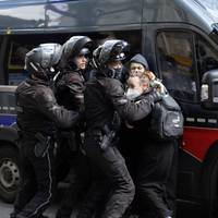 Tientallen arrestaties na verboden demonstraties van extreemrechts en -links in Parijs: manifestanten droegen ‘wapenstokken en messen’