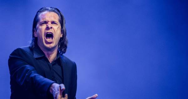 Hans Teeuwen warmt zijn kontje op en Sylvie heeft haar vleugeltjes uit de kast getrokken - Eindhoven