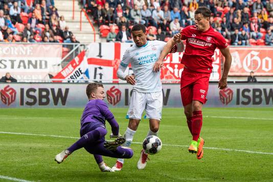 Tom Boere namens FC Twente in actie tegen Jong PSV