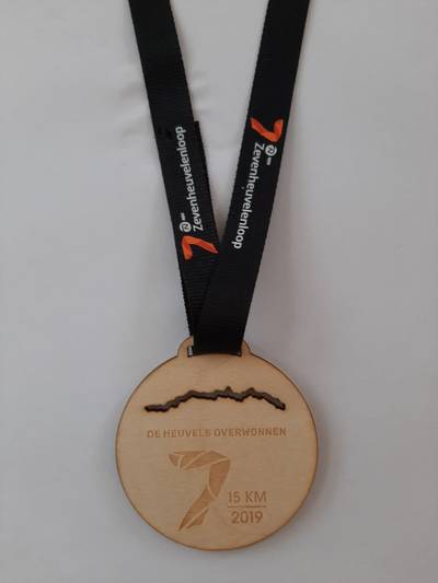 Zevenheuvelenloop: geen eremetaal maar een medaille van afvalhout