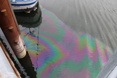 Passagiersschip lekt flinke plas diesolie in Nieuwe Haven in Arnhem