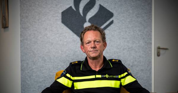 Gemaskerd als Antifa met veel overmacht boeren en hun KINDEREN oppakken terwijl je criminelen laat lopen en knielt met BLM...