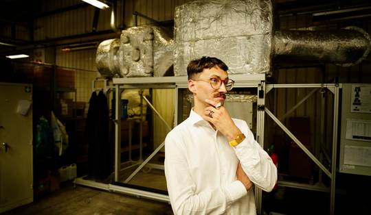 Smeltend naaigaren maakt kledij recyclen makkelijker: bij Resortecs komt er een steekje los