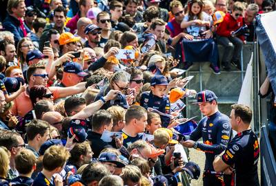 Verstappen over Max-gekte in Zandvoort: ‘Dit gaat nooit wennen’