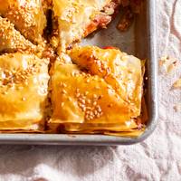 Rijkgevulde hartige baklava met feta, tomaatjes en dadels