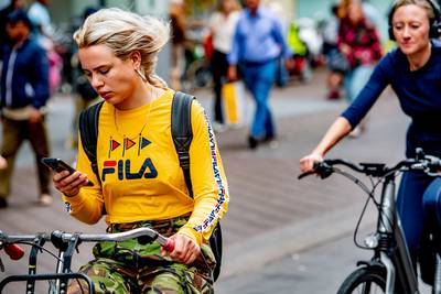 Minder mensen gebruiken mobieltje op de fiets sinds appverbod