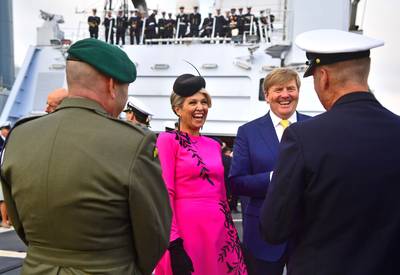 Willem-Alexander en Máxima zien mariniers passagiersboot enteren
