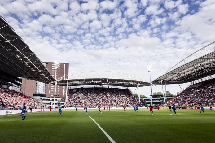 Stadion FC Utrecht heeft dezelfde bouwer als AZ-stadion ...