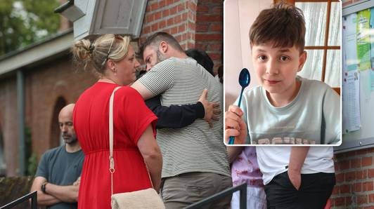 300 mensen nemen afscheid van Arthur (12), ouders laten emotionele brief voorlezen: “Onze gezinsknuffels zullen we nooit vergeten”