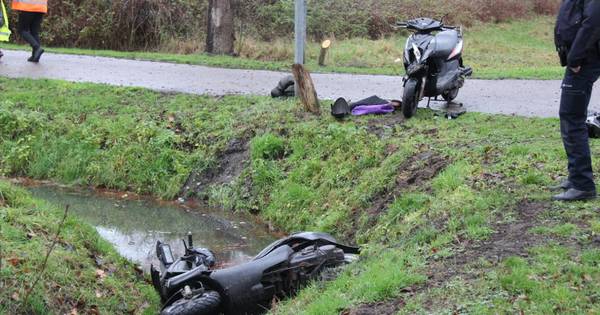 Twee gewonden na botsing tussen scooters in Almelo.