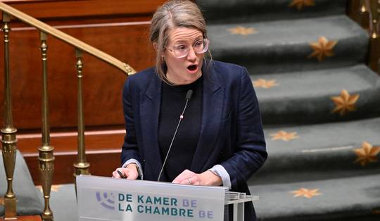Grondwetspecialisten waarschuwen voor asielbeleid van minister Van Bossuyt: ‘Ze is geen haar beter dan Trump’