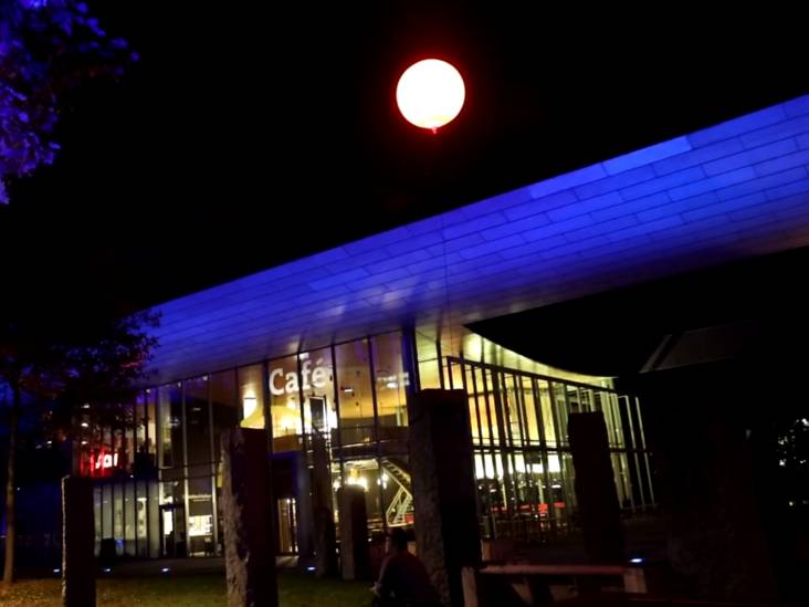 Wat is er aan de hand in Eindhoven? Weer een blauwe gloed ...