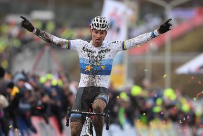 Mathieu van der Poel wint in Hoogerheide de generale repetitie voor WK
