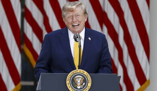 Medewerker Witte Huis moet 172.000 dollar betalen omdat hij speeches van Trump gebruikte om te gokken