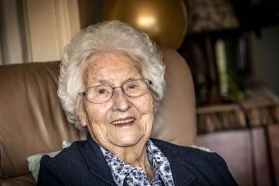100-jarige Trijntje uit Overdinkel geniet pas écht als ze onder familieleden is