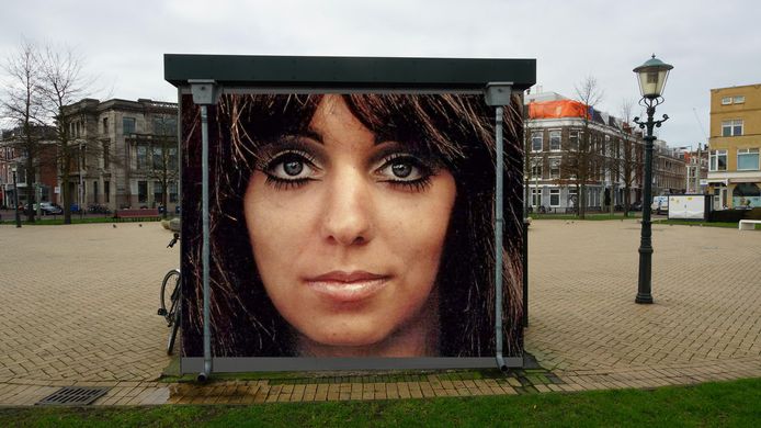 Illustratie. Mariska Veres, zangeres van Shocking Blue wordt vereeuwigd in Zeeheldenkwartier. Kunstenaar Marcello maakt een portret dat zal worden afgebeeld op het transformatiehuisje op het Prins Hendrikplein