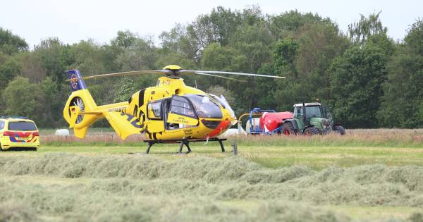 Man gereanimeerd na val van hooiwagen in Westerhaar
