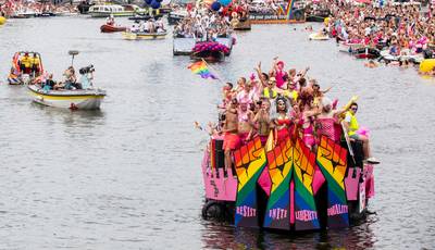 Politie neemt flyers pedoclub in beslag na heftige reacties omstanders