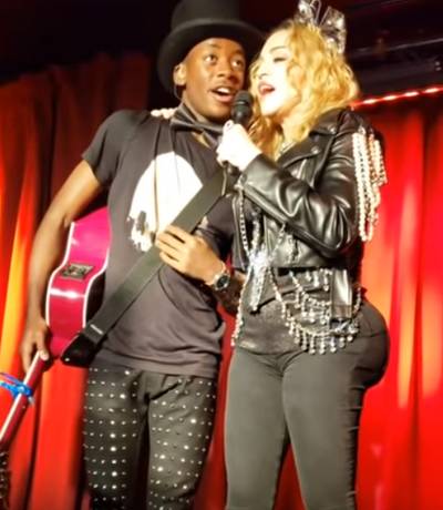 Fans Madonna twijfelen: heeft de Queen op Pop (60)  bilimplantaten?