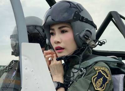 Thaise koning stript officiële bijvrouw na drie maanden alweer van al haar titels