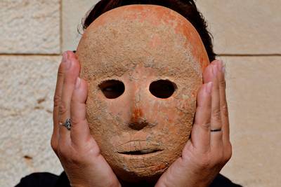 Unieke vondst: wandelaar ontdekt 9000 jaar oud masker