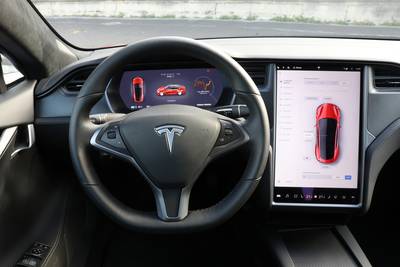 ‘Autopilot van Tesla herkent honden als voetgangers en wijkt uit voor eenden’