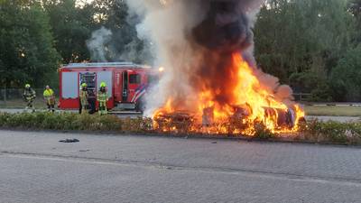Twee auto’s branden uit op parkeerplaats in Alverna