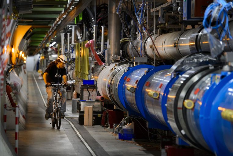 Een man fietst langs de Large Hadron Collider, voorlopig nog de grootste deeltjesversneller ter wereld. 