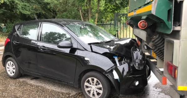 Rondtollende auto komt tot stilstand tegen achterkant vrachtwagen in Nuland, vrouw naar ziekenhuis