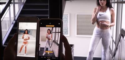 Anna Nooshin herhaalt omstreden zoenfoto met 'mooiste vrouw' Nochtli