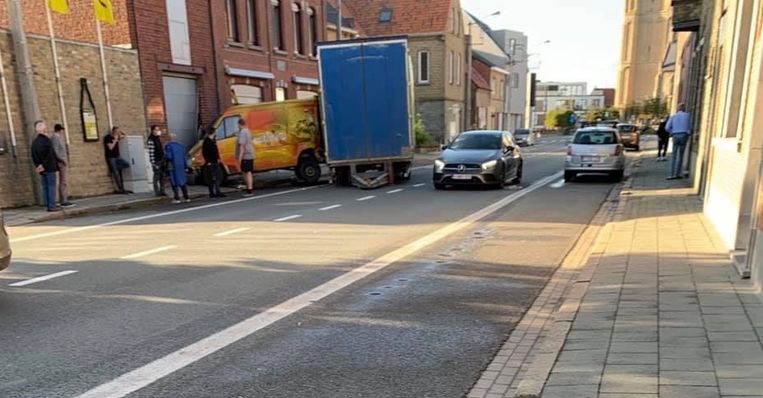 De losgeslagen oplegger ramde de bestelwagen van Oerbier.