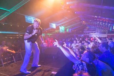 Atje en Jacqueline voor de sfeer in ‘Midzomerend’ Bosschenhoofd