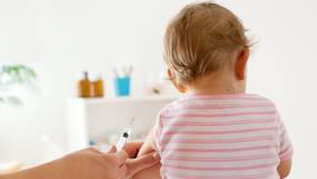 Is het gevaarlijk om ­in coronatijd je kind te laten vaccineren tegen kinderziektes? Een expert leg uit